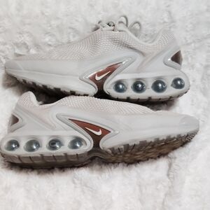Nike DN8 in oatmeal